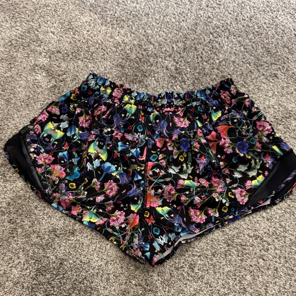 Lululemon Hotty Hot low rise, 2.5 in shorts